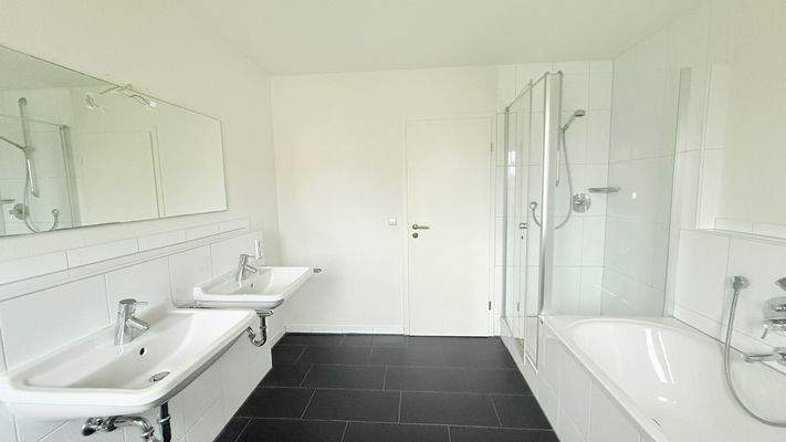 Tageslicht-Bad, Wanne und Dusche