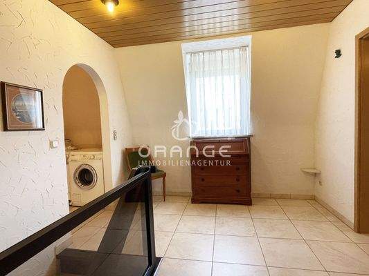 Links gehts zum Bad und zur Toilette...