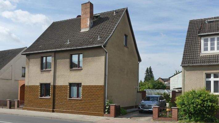 Wohnhaus mit breiter Einfahrt