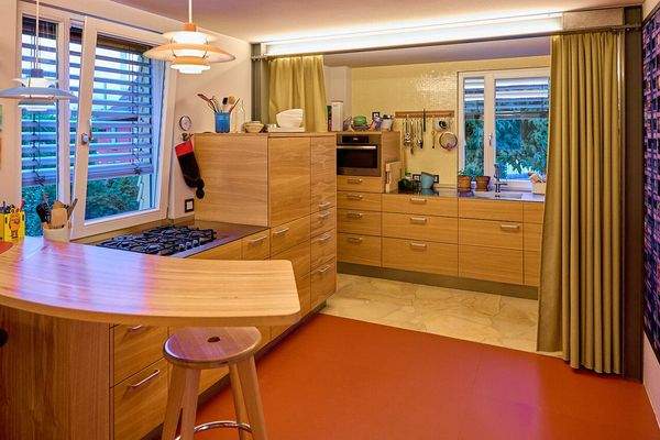 Küche mit Thekenbereich