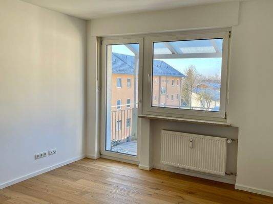 Foto 2: Wohnzimmer mit Zugang zum Balkon