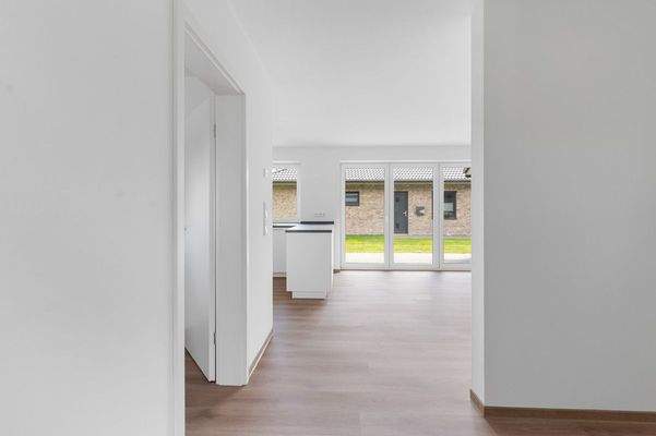 Flur mit Blick ins Wohnzimmer