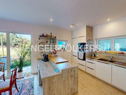 Moderne Küche - an er Arbeitsplatte kann man stehen oder auch sitzen