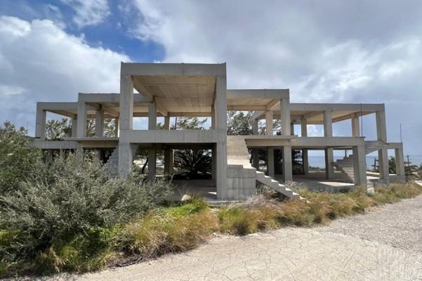 Betonskelett im Dorf am Meer, in der Nähe von Ierapetra