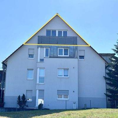 Hausansicht mit Balkon