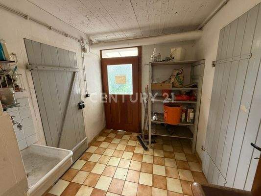 Kellerflur mit Ausgang zum Hof/Garagen