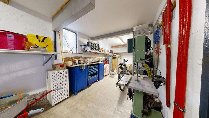 Werkstatt hinter Unterstand / Büro