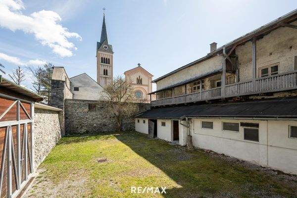 Hinterseite Hof mit Kirche