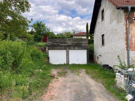 Einfahrt zu den Garagen