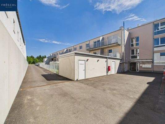 Ansicht Einfahrt und Eingang der Anlage