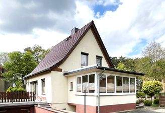 Charmantes Wohnen auf großzügigen Eckgrundstück