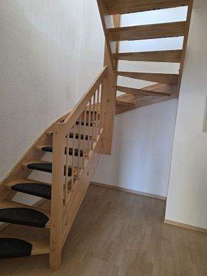 massive Holztreppe in das OG