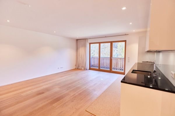 Wohnzimmer mit Zugang zum großen Balkon