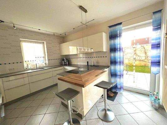 Küche mit Zugang zur Frühstücksterrasse