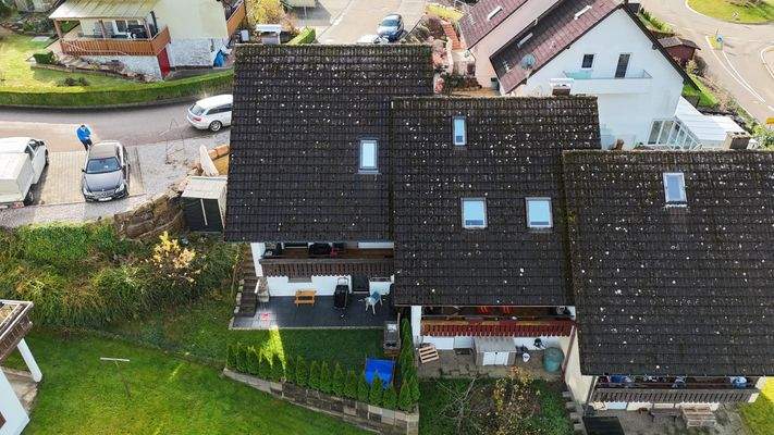 Ansicht auf Terrasse u. Balkon mit 3 Parkplätzen (links)