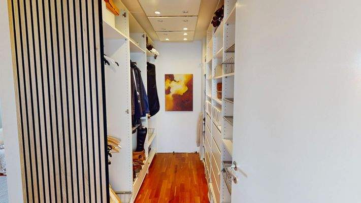 BEGEHBARES ANKLEIDEZIMMER