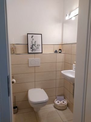 sowie zum separaten Gäste-WC.