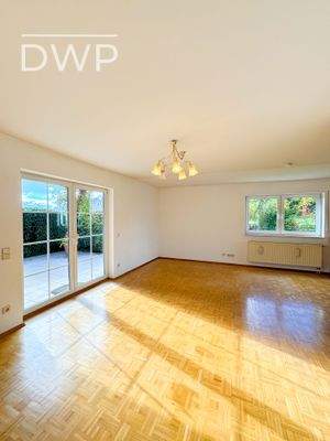 Lichtdurchfluteter Wohn-Essbereich mit Terrassenzugang