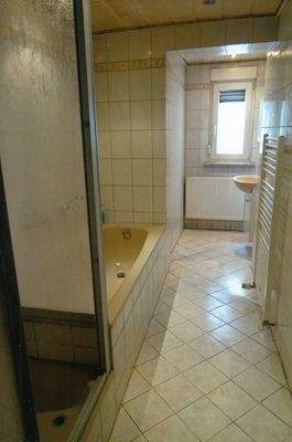 EG - Bad mit Dusche, Wanne und Waschbecken