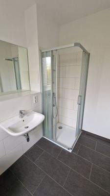 Modernes Bad mit Dusche