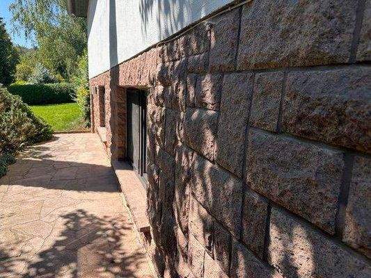 Aufgang zum Eingangsbereich