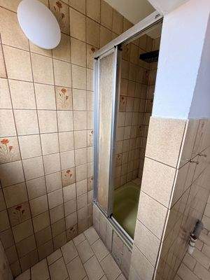 17 Badezimmer mit Dusche linke Hälfte