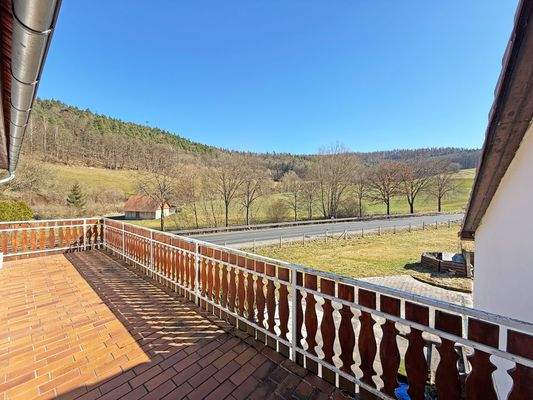 Großzügiger Balkon mit Weitblick Weitblick auf Felder und den Wald