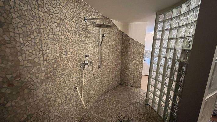 Wellness - Flusskieseldusche