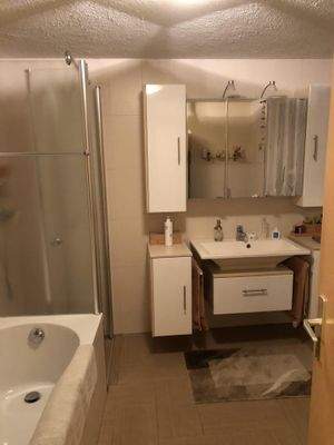 Bad mit Wanne und Dusche