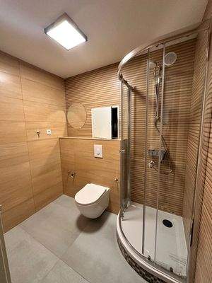 Bad mit Dusche ( hier noch nicht ganz fertig!)