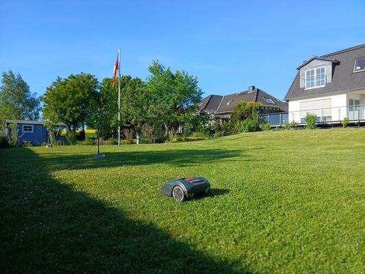 Garten mit Mähroboter