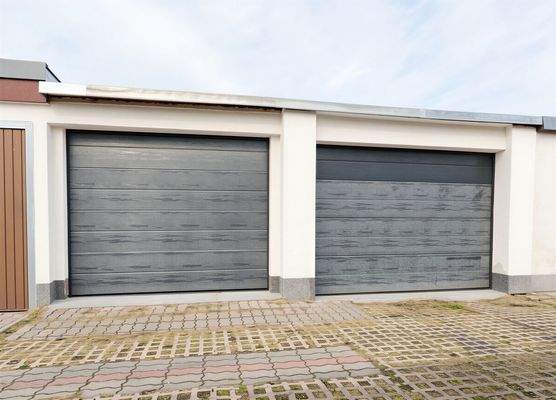 Doppelgarage mit sep. Zufahrt