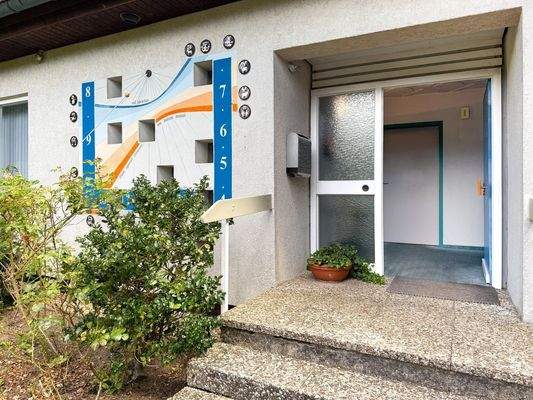 Eingangsbereich mit Sonnenuhr