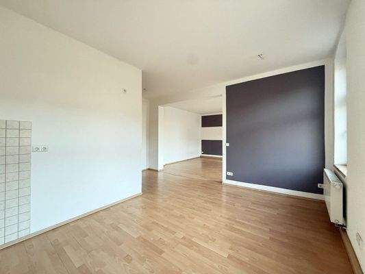 Blick aus Küche ins Wohnzimmer