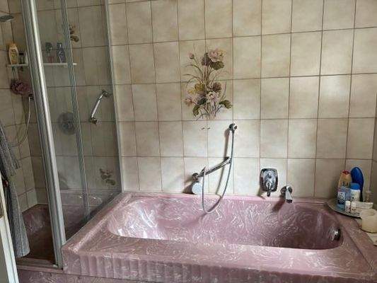 Bad mit Wanne und Dusche