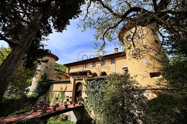 Burg aus dem 12. -14. Jh. im oberen Scrivia-Tal in der Ortschaft Piano in Isola del Cantone - Ligurien