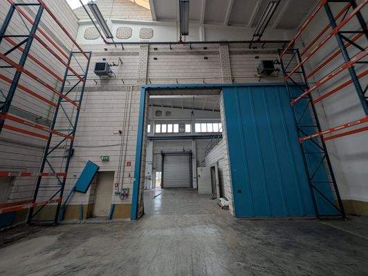 Blick aus einer Halle in die Vorhalle