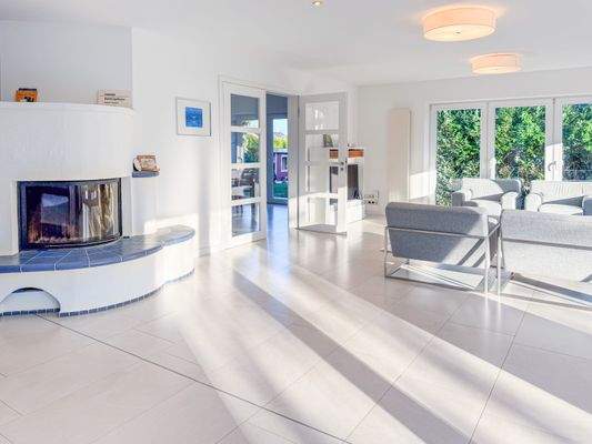Offener Wohnbereich mit Kamin