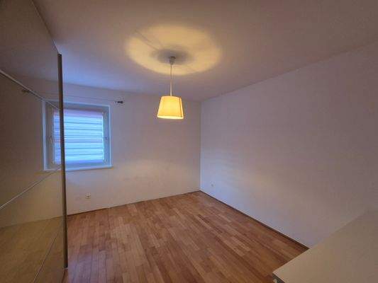 Elternschlafzimmer mit Schrank