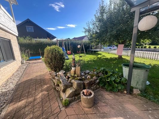 Blick von überdachte Terrasse in Garten