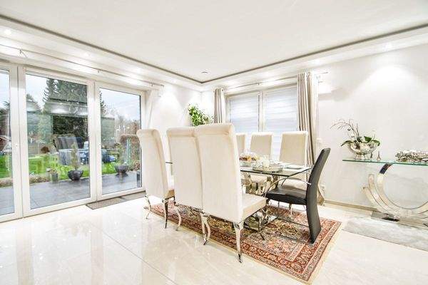 Offener Essbereich mit Zugang auf die Terrasse und in den Garten