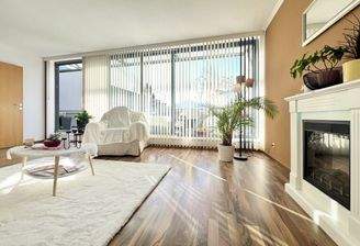 Helles Wohnzimmer mit bodentiefer Fensterfront