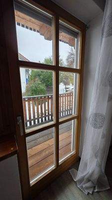 Sicht vom Wohnzimmer auf den Balkon