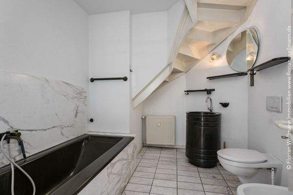 Badezimmer (6,82m²) mit Wanne, Designer-Waschbecken, WC und Bidet.