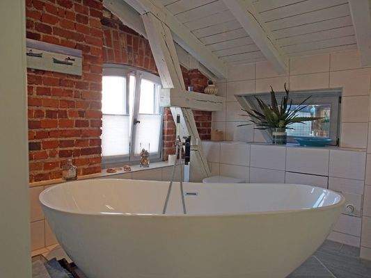 Bad mit freistehender Wanne