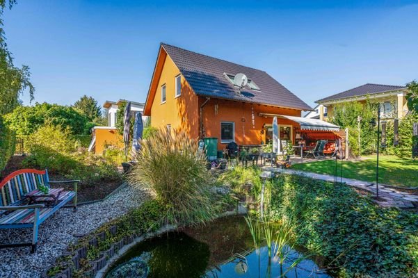 Blick über den Teich auf das Haus