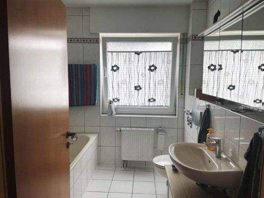 hell gefliestes Bad mit Wanne + Dusche