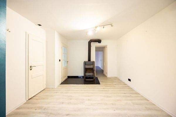 Altbau, Maisonette hinten, EG: Diele mit Kaminofen