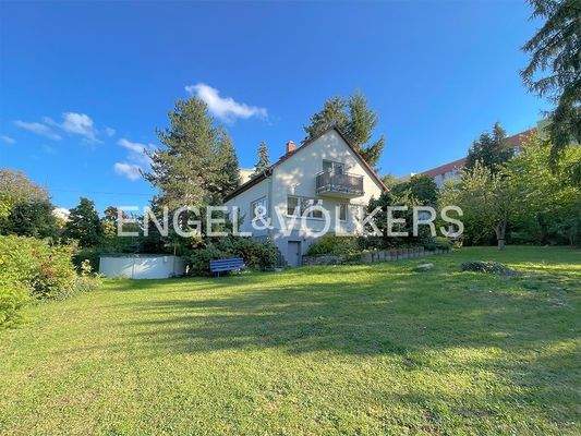 Hausansicht und Garten