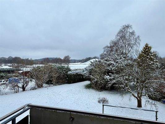 Ausblick Balkon über Garten und Wiesen
